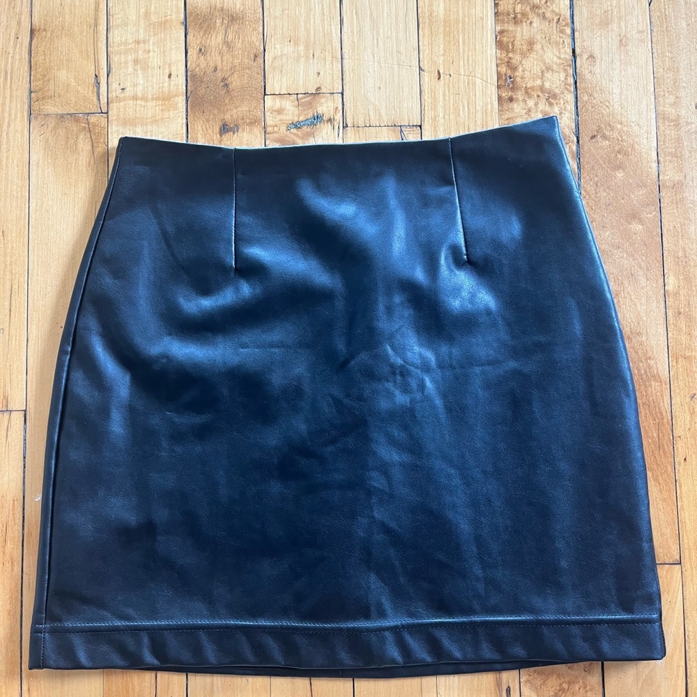 Aritzia Wilfred Vegan Skirt in black